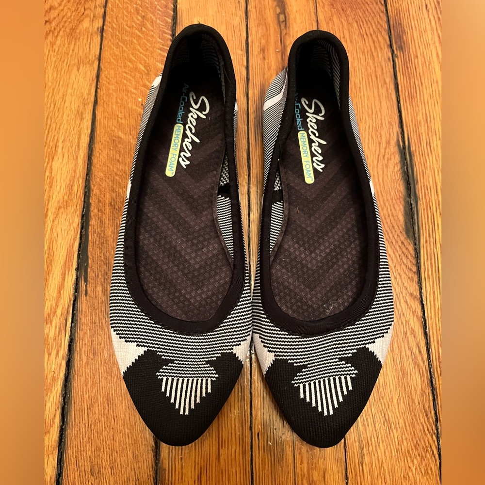 Black & White Geometric Design Skechers Memory Foam flats Size 8